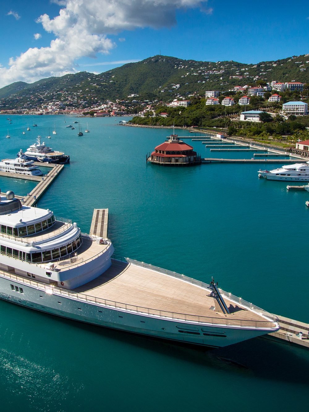 Ycht RISING SUN in St. Thomas by Scott Smith